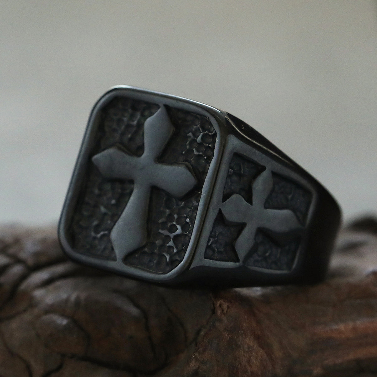 Retro-style Cross Ring